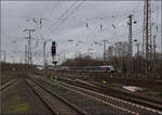 1429 016 und 1429 008 der Vias fahren nordw�rts aus Duisburg aus, w�hrend 408 043 und 408 040 gerade eintreffen.