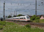 '412 077' ICE 4 Triebzug 9477 auf der Rhein-Neckar-Bahn. Weinheim, Juli 2024.