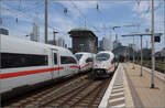 '412 226', Triebzug 9226 und '412 222', Triebzug 9222 in Frankfurt neben 403 026 'Schaffhausen' und 403 014 'Bergisch Gladbach'.