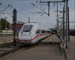 Rheintalumleiter.

'412 096' macht sich auf den Weg nach Z�rich. Singen, August 2026.
