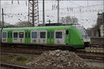 422 017 und 422 005 erreichen Duisburg.