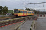 Die Strassenbahn  Be 4/8 003  alias 94 800 450 003-9 D-TVYS ist auf dem Weg nach Orbe bereits inmitten des gößeren Industriegebiets der Kleinstadt.