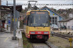Die Strassenbahn  Be 4/8 003  alias 94 800 450 003-9 D-TVYS wartet in Orbe auf die nächste Ausfahrt nach Chavornay, um die Fahrgäste von den S-Bahnen dort abzuholen. Dezember 2025.