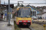 Die Strassenbahn  Be 4/8 003  alias 94 800 450 003-9 D-TVYS wartet in Orbe auf die nächste Ausfahrt nach Chavornay, um die Fahrgäste von den S-Bahnen dort abzuholen. Dezember 2025.