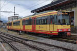 Die Strassenbahn  Be 4/8 003  alias 94 800 450 003-9 D-TVYS wartet in Orbe auf die nächste Ausfahrt nach Chavornay, um die Fahrgäste von den S-Bahnen dort abzuholen. Dezember 2025.