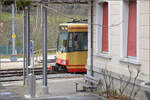 Die Strassenbahn  Be 4/8 003  alias 94 800 450 003-9 D-TVYS wartet in Orbe auf die nächste Ausfahrt nach Chavornay, um die Fahrgäste von den S-Bahnen dort abzuholen. Dezember 2025.