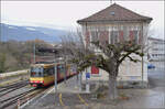 Die Strassenbahn  Be 4/8 003  alias 94 800 450 003-9 D-TVYS wartet in Orbe auf die nächste Ausfahrt nach Chavornay, um die Fahrgäste von den S-Bahnen dort abzuholen. Dezember 2025.