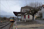 Die Strassenbahn  Be 4/8 003  alias 94 800 450 003-9 D-TVYS wartet in Orbe auf die nächste Ausfahrt nach Chavornay, um die Fahrgäste von den S-Bahnen dort abzuholen. Dezember 2025.