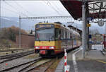 Die Strassenbahn  Be 4/8 003  alias 94 800 450 003-9 D-TVYS wartet in Orbe auf die nächste Ausfahrt nach Chavornay, um die Fahrgäste von den S-Bahnen dort abzuholen. Dezember 2025.