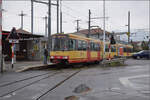 Die Strassenbahn  Be 4/8 003  alias 94 800 450 003-9 D-TVYS wartet in Chavornay auf die S-Bahnen und die Rückfahrt nach Orbe. Dezember 2025.