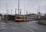 Die Strassenbahn  Be 4/8 003  alias 94 800 450 003-9 D-TVYS wartet in Chavornay auf die S-Bahnen und die Rückfahrt nach Orbe. Dezember 2025.