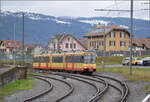 Die Strassenbahn  Be 4/8 003  alias 94 800 450 003-9 D-TVYS kommt aus Orbe in Chavornay an. Dezember 2025.