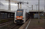 462 028 und 462 012 treffen als RE 5 nach Koblenz in Duisburg ein.