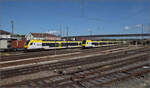 Der Flirt 1430 057 von Arverio alias ET 6.14 mit einem weiteren unbekannten 1430 auf dem Abstellgleis in Aalen, auf dem dahinterliegenden Gleis parkt 1427 022 von Arverio.