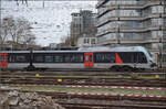 1429 016 und 1429 008 (im Bild) der Vias fahren nordw�rts aus Duisburg aus.