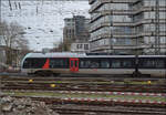 1429 016 (im Bild) und 1429 008 der Vias fahren nordw�rts aus Duisburg aus.