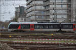 1429 016 (im Bild) und 1429 008 der Vias fahren nordw�rts aus Duisburg aus.