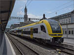 Noch einmal 1462 003 vor dem charakteristischen Konstanzer Bahnhofsturm und hinten der ehemalige RM-GTW RABe 526 282.