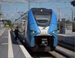 Der bayrisch blau-weie Averio-Mireo 2463 006 in Nrdlingen zur Weiterfahrt nach Donauwrth.