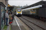 3443 214 steht bereit zur Fahrt nach Stuttgart Hbf und die Fotografen stehen bereit zur Abfahrt des Dampfzuges. Rottweil, Oktober 2026.