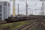 248 037 von Captrain bringt einige Blechrollen auf Sahmms-Wagen nordw�rts.