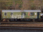 Der Packwagen 114 470 Stuttgart ist derzeit nicht zugestellt und in Rottweil vom Bahnsteig aus gut zu sehen. Der Packwagen war ursprünglich die Bauart Pwie-29 und wurde in Österreich offenbar grundlegend umgebaut. Nicht nur die Nieten verschwanden sondern auch die Kanzel wanderte von oben zur Seite. Vermutlich ist nunmehr eine Bauart der Spantenwagen und lief bei den ÖBB unter der Nummer 65115, später 50 81 39-65 115-7 Dü. Er erscheint auch dringend pflegebedürftig. November 2025.