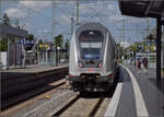 Ein IC2 f�hrt durch Vaihingen durch zum Hauptbahnhof Stuttgart. Juni 2026.