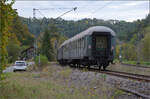 Dampftage Rottweil 2024.

52 7596 hat im Bahnhof Talhausen einen Kreuzungshalt. Am Zugschluss luft der Mitteleinstiegswagen B4ymgb 40 745. Oktober 2024.