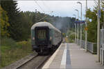 Dampftage Rottweil 2024.

Fr die weitere Talfahrt ab Neufra kann es 50 2988 bis Rottweil rollen lassen. Hinten ist der historische Mitteleinstiegswagen der DB. Oktober 2024.