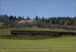 Dampftage Huttwil mit frisch genesenem Bubikopf. 

Mit einem erstklassigen Schnellzugwagen und zwei Silberlingen der DB könnte man meinen, die Kurswagen ins Emmental erwischt zu haben. Griessbachmatten, Oktober 2023.