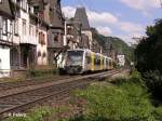 VT002 + 013 ziehen an der Stadtkulisse von Bacharach vorbei.