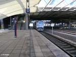 VT020 steht im Bahnhof Flughafen Halle/Leipzig mit der MRB 88011.