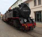 99 2321-0 mit MBB14621 von Ostseebad Khlungsborn West nach Bad Doberan kurz vom Hp Bad Doberan Stadtmitte.(12.05.2011)