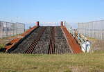 Reste der Gleisbrücke zur Verladung der Eisenbahnwaggons in Warnemünde.05.10.2024