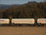 Die Abendstimmung hat l�ngst eingesetzt als 185 270 mit einem Mischer bei H�gelheim nordw�rts vorbeizieht.