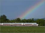 kbs-702-offenburg-basel-rheintalbahn/777626/403-061-celle-mit-regenbogen-bei 403 061 'Celle' mit Regenbogen bei Buggingen. Juni 2022.