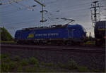 WRS Re 475 901 bei unentschiedener Sonne am Abend.