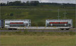 Markgräfler Land vor dem Fall der Blätter.

Der Bäumlezug mit Voith Maxima 264 003 hat interessante Containertragwagen der VTG am Haken. Mit einer Ladelänge von 80' bei zwei Drehgestellen dürfte die Zuglänge maximal ausnutzbar sein. Auch die Wagenlänge von 25,94 m reizt das Maximum weitgehend aus. Viele Kombinationen sind möglich. Hier mit zwei 30'-Containern auf einem Wagen. Dieser Wagen dürfte mit LL-Sohle gebremst sein, aber auch Scheibenbremsen sind verfügbar. Mit einem Wort, einem Personenwagen kommt das schon ziemlich nahe. Der Wagen hat die Kennung 37 TEN 80 D-VTGCH 4694 291-8 Sggnss-XL S263. Oktober 2024.