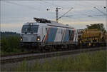 Dualvectron 248 014 der Northrail dieselt unter Fahrdraht mit einem Bauzug bei Buggingen. September 2024.