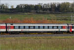 Herbst in Auggen.

101 134 mit dem EC 6 auf dem Weg nach Dortmund. Im Bild ist Bpm 61 85 20-90 270-0 CH-SBB. Oktober 2025.