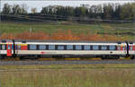 Herbst in Auggen.

101 134 mit dem EC 6 auf dem Weg nach Dortmund. Im Bild ist Apm 61 85 10-90 224-9 CH-SBB. Oktober 2025.