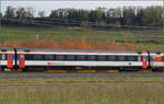 Herbst in Auggen.

101 134 mit dem EC 6 auf dem Weg nach Dortmund. Im Bild ist Apm 61 85 10-90 234-8 CH-SBB. Oktober 2025.