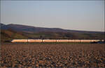 ICE 4 '412 072' fährt in noch starker Abendsonne bei Hügelheim nordwärts. Februar 2026.