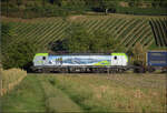 Re 475 434 bringt einen Containerzug nach Norden. September 2026.