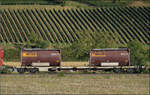 Der Wagen 33 85 4576 007-0 TEN CH-HUPAC Sgnss im Zugverband mit Re 482 030.