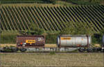 Der Wagen 83 85 4555 605-5 TEN CH-HUPAC Sgns im Zugverband mit Re 482 030.