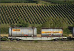 Der Wagen 33 85 4578 323-9 TEN CH-HUPAC Sgmnss im Zugverband mit Re 482 030. Buggingen, September 2026.