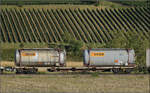 Der Wagen 33 85 4575 747-2 TEN CH-HUPAC Sgnss im Zugverband mit Re 482 030.