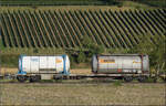 Der Wagen 33 85 4575 324-0 TEN CH-HUPAC Sgnss im Zugverband mit Re 482 030.