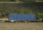 Der Wagen 33 85 4576 189-4 TEN CH-HUPAC Sgnss im Zugverband mit Re 482 030.